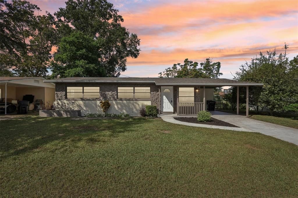 Active With Contract: $239,000 (2 beds, 1 baths, 836 Square Feet)