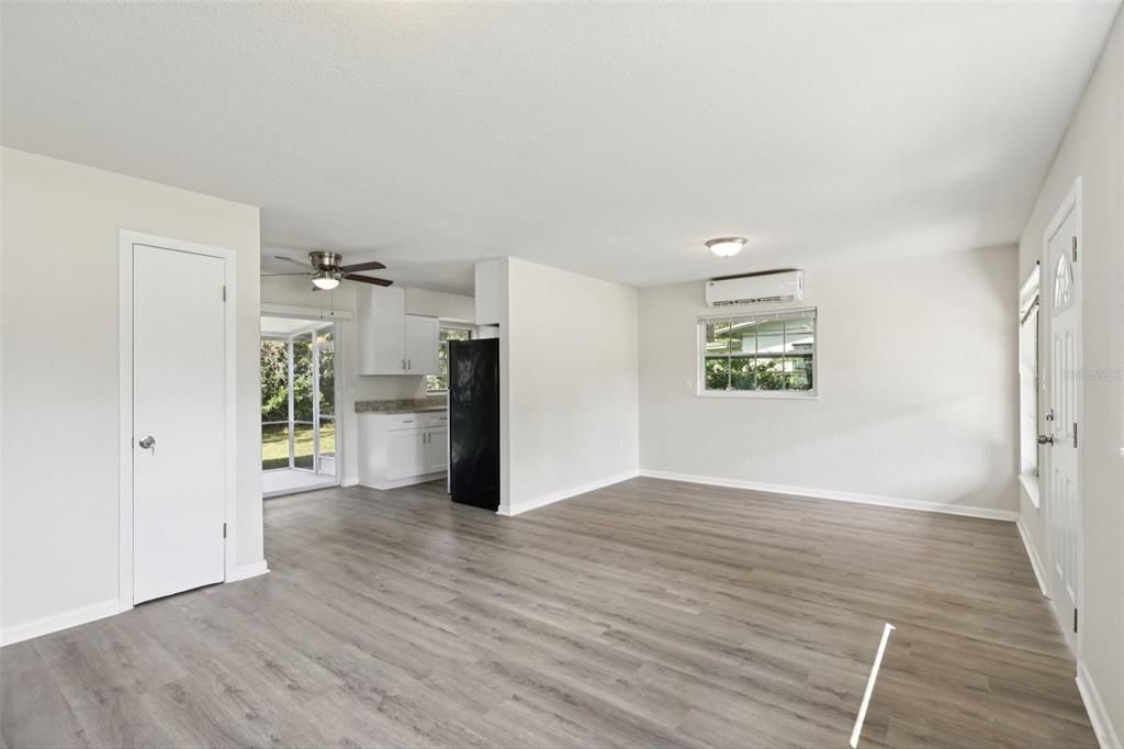 Active With Contract: $239,000 (2 beds, 1 baths, 836 Square Feet)