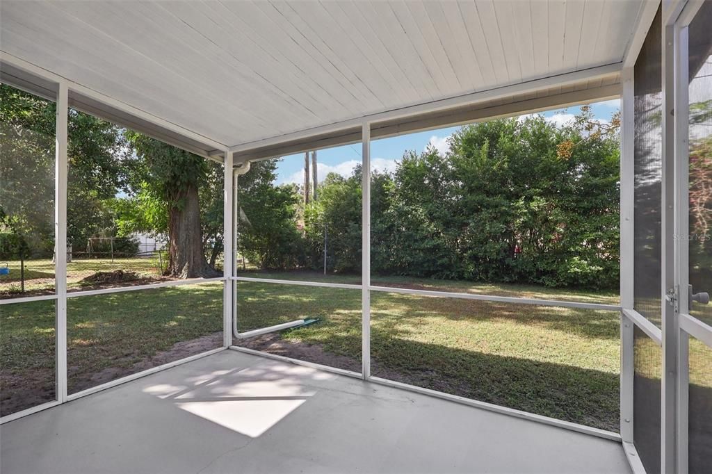 Active With Contract: $239,000 (2 beds, 1 baths, 836 Square Feet)