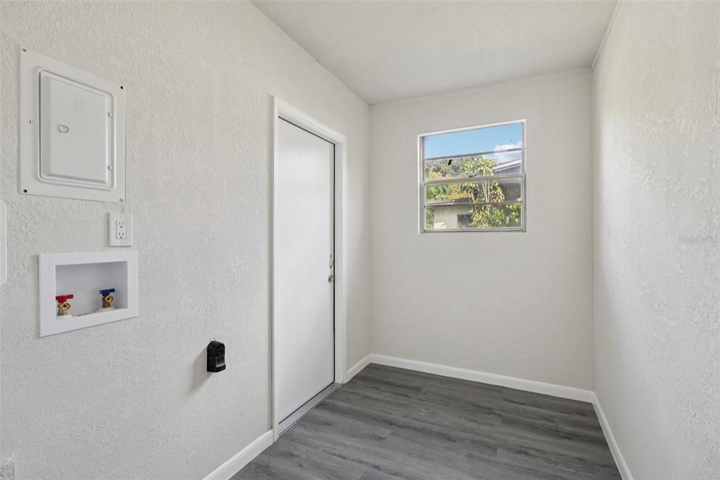 Active With Contract: $239,000 (2 beds, 1 baths, 836 Square Feet)