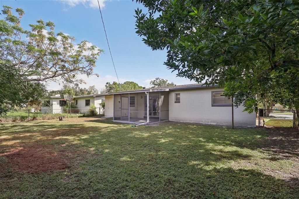 Active With Contract: $239,000 (2 beds, 1 baths, 836 Square Feet)