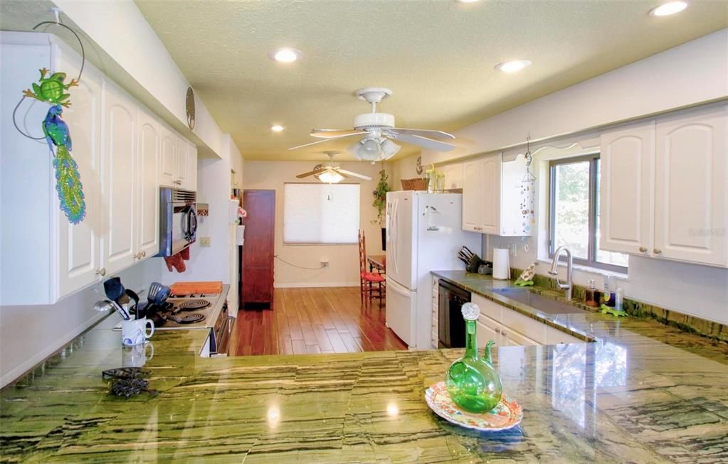 待售: $299,000 (2 贝兹, 2 浴室, 1363 平方英尺)