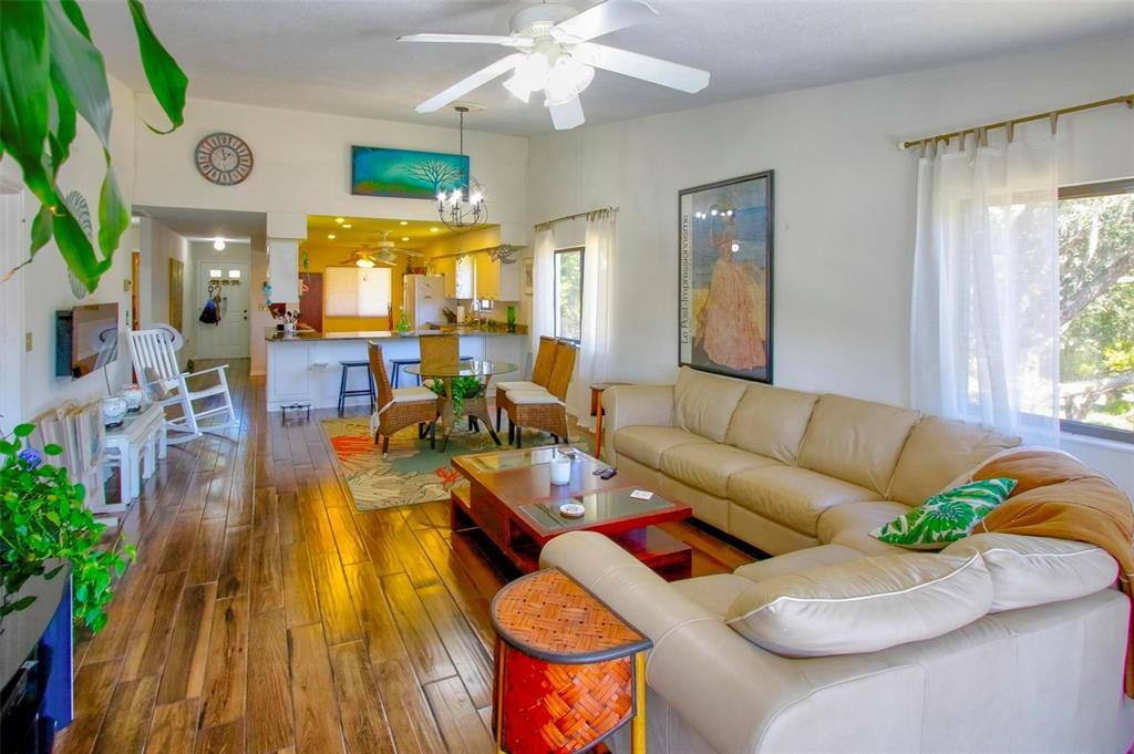 待售: $299,000 (2 贝兹, 2 浴室, 1363 平方英尺)