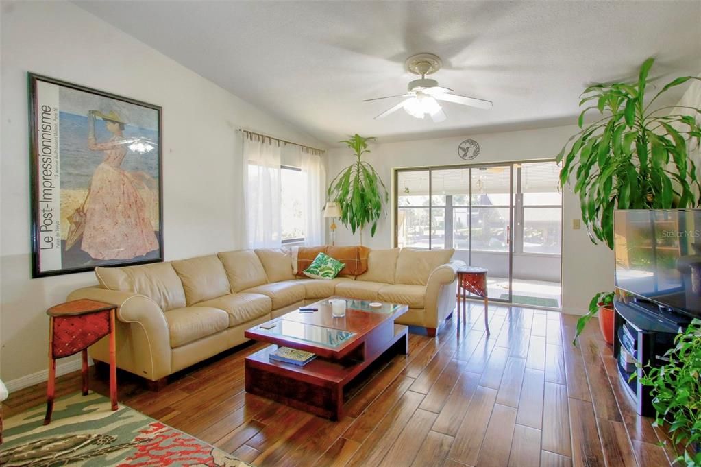 待售: $299,000 (2 贝兹, 2 浴室, 1363 平方英尺)