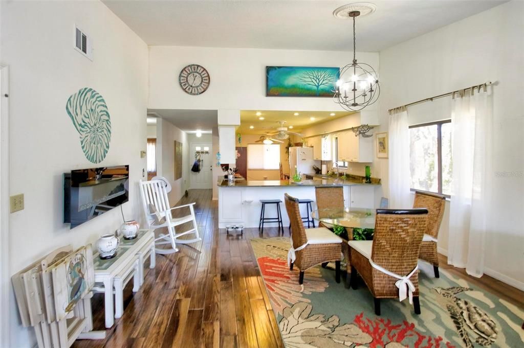 待售: $299,000 (2 贝兹, 2 浴室, 1363 平方英尺)