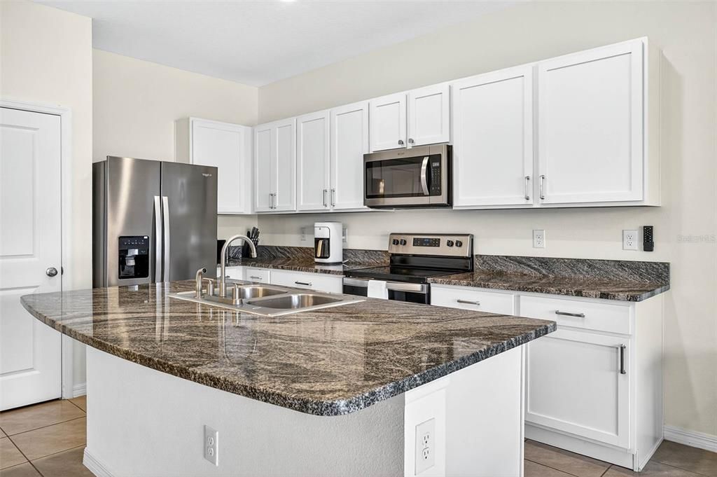 На продажу: $309,900 (3 спален, 2 ванн, 1707 Квадратных фут)