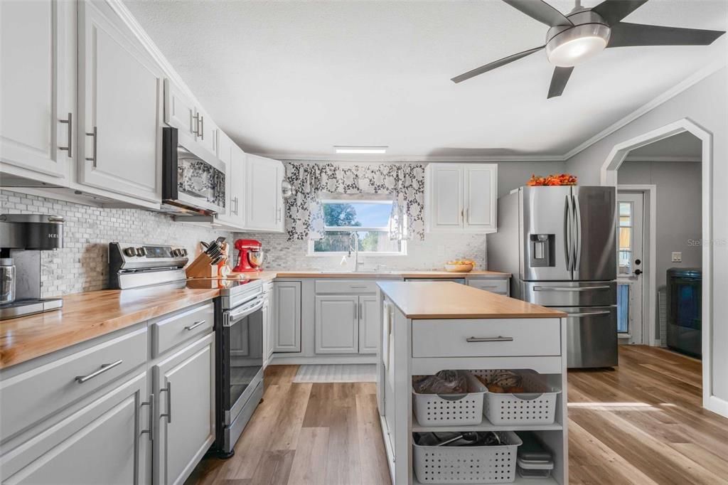 For Sale: $350,000 (3 beds, 2 baths, 1960 Square Feet)