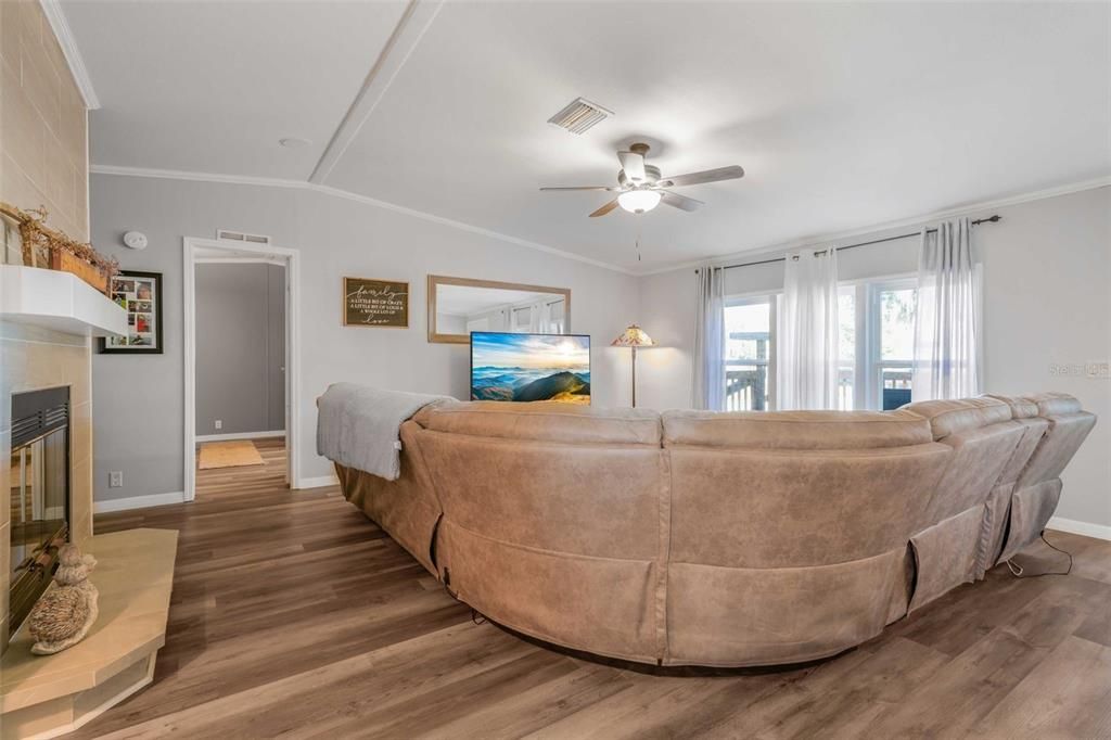 For Sale: $350,000 (3 beds, 2 baths, 1960 Square Feet)