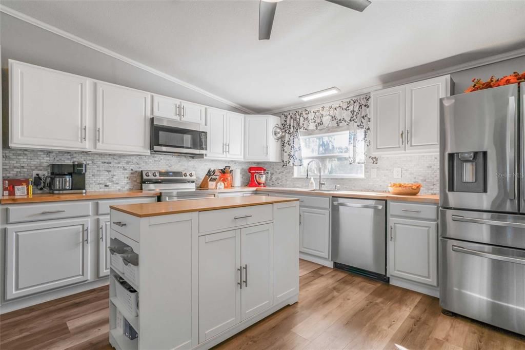 For Sale: $350,000 (3 beds, 2 baths, 1960 Square Feet)