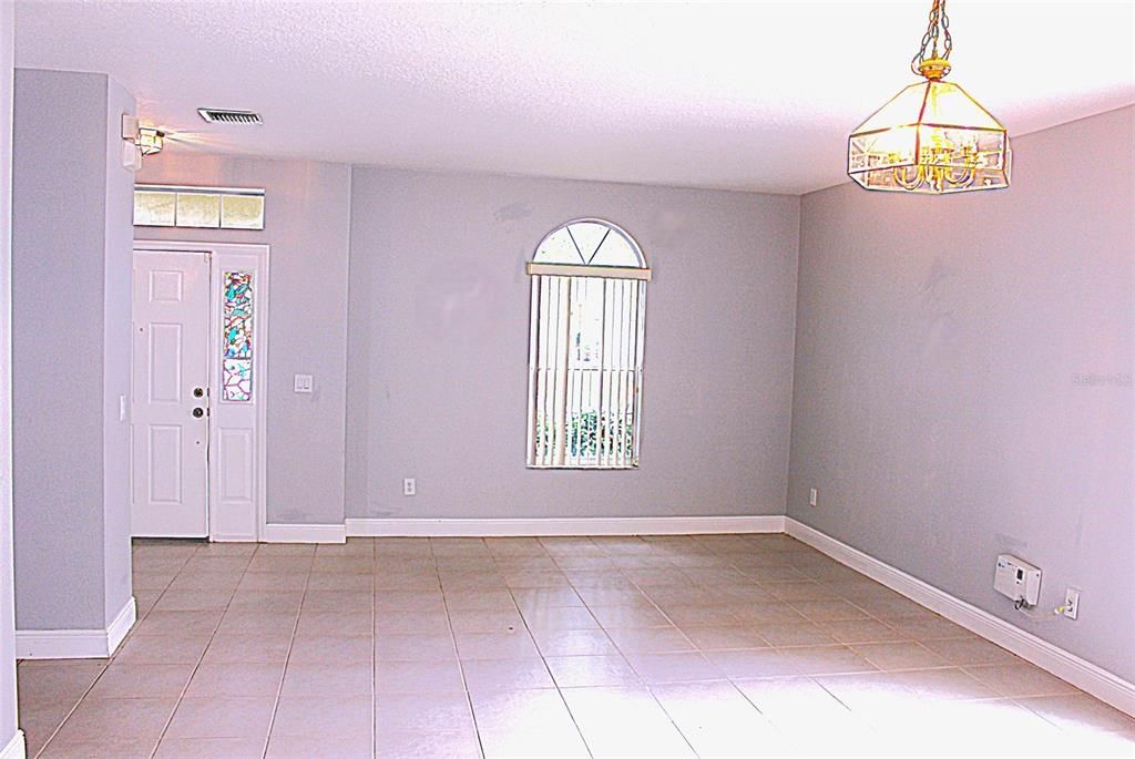 合同活跃: $2,500 (4 贝兹, 3 浴室, 2713 平方英尺)