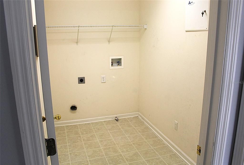 合同活跃: $2,500 (4 贝兹, 3 浴室, 2713 平方英尺)