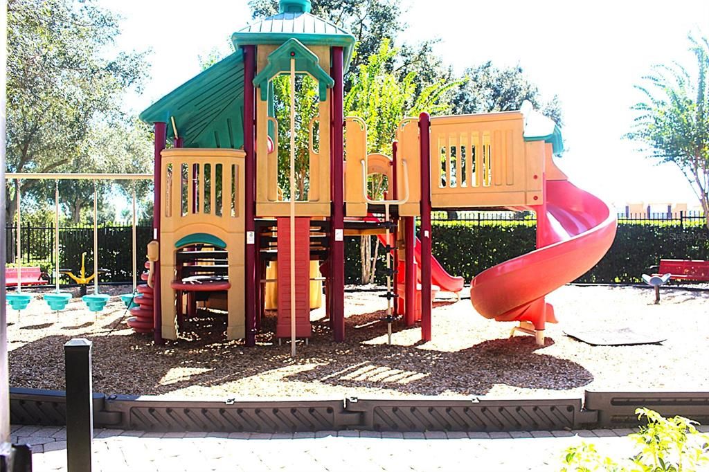 合同活跃: $2,500 (4 贝兹, 3 浴室, 2713 平方英尺)