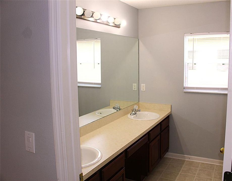 合同活跃: $2,500 (4 贝兹, 3 浴室, 2713 平方英尺)