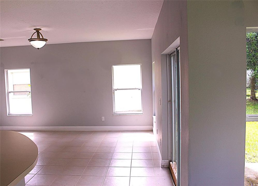 合同活跃: $2,500 (4 贝兹, 3 浴室, 2713 平方英尺)