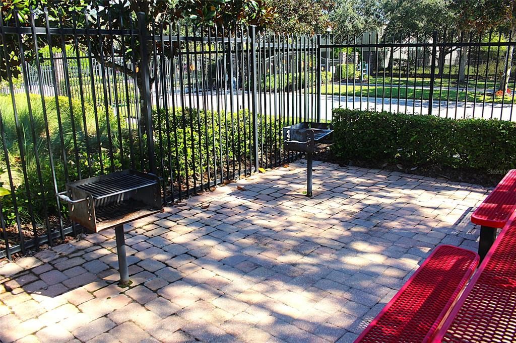 合同活跃: $2,500 (4 贝兹, 3 浴室, 2713 平方英尺)