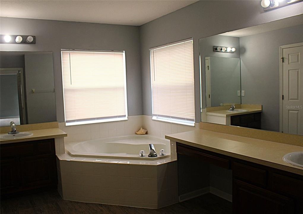 合同活跃: $2,500 (4 贝兹, 3 浴室, 2713 平方英尺)