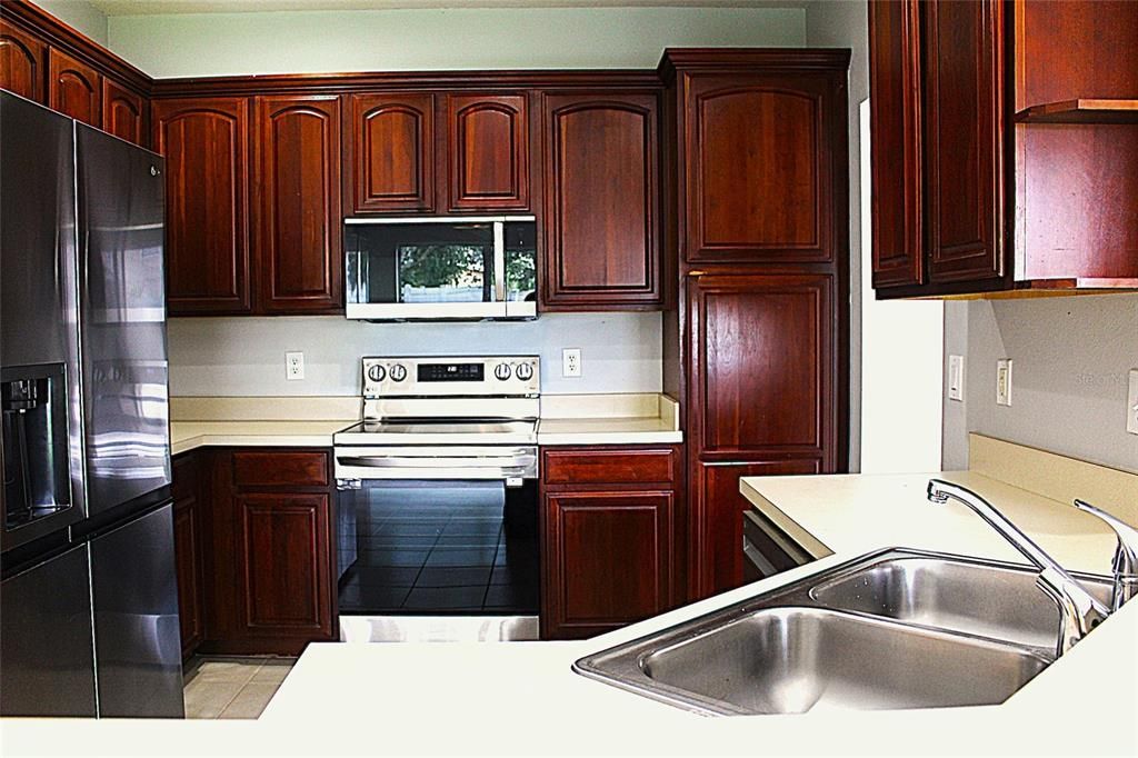 合同活跃: $2,500 (4 贝兹, 3 浴室, 2713 平方英尺)