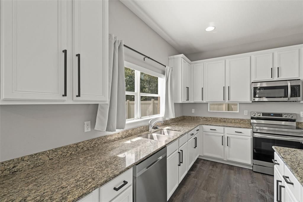 出租: $3,000 (4 贝兹, 2 浴室, 2710 平方英尺)