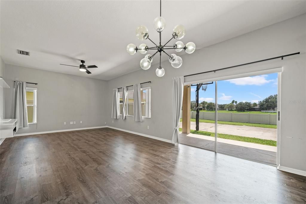 出租: $3,000 (4 贝兹, 2 浴室, 2710 平方英尺)