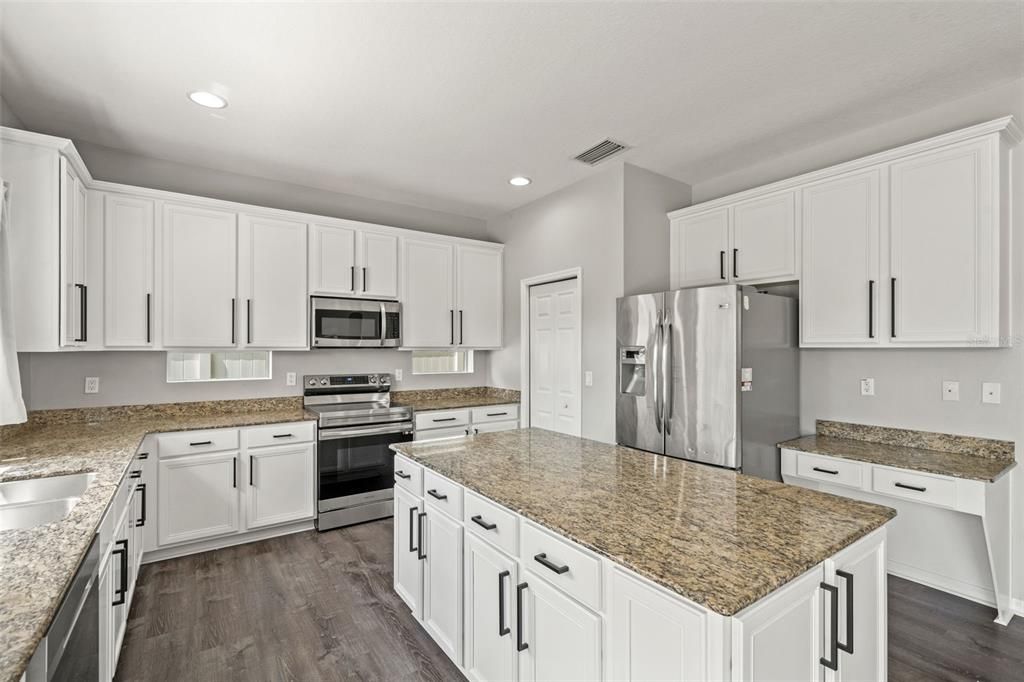 出租: $3,000 (4 贝兹, 2 浴室, 2710 平方英尺)