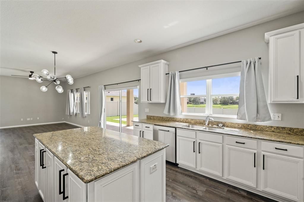 出租: $3,000 (4 贝兹, 2 浴室, 2710 平方英尺)