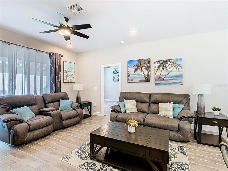 На продажу: $288,500 (2 спален, 2 ванн, 1289 Квадратных фут)