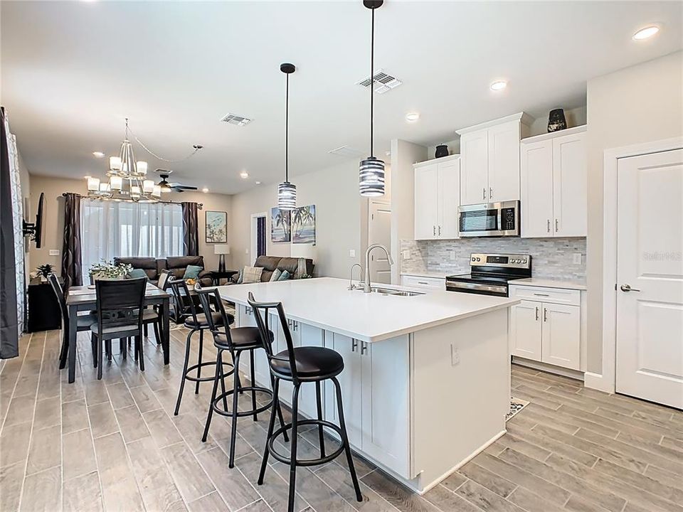 На продажу: $288,500 (2 спален, 2 ванн, 1289 Квадратных фут)