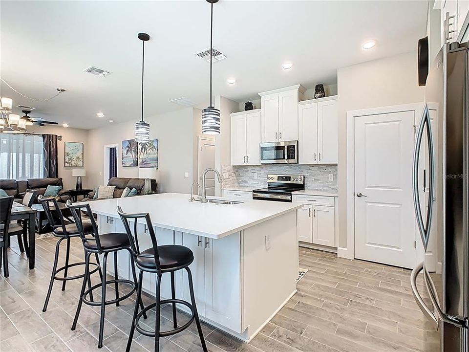 На продажу: $288,500 (2 спален, 2 ванн, 1289 Квадратных фут)