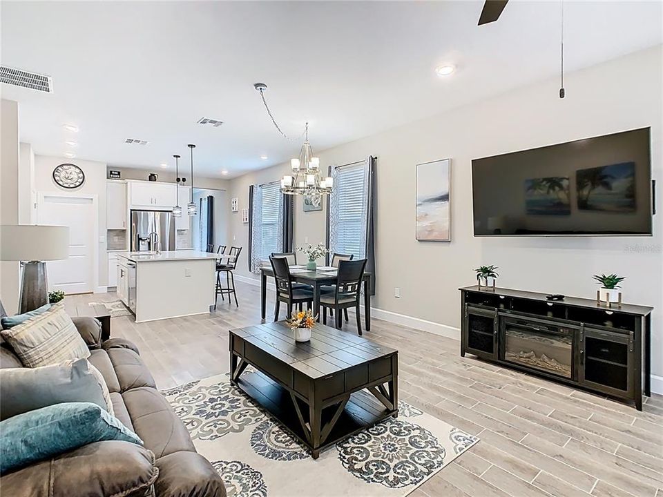 На продажу: $288,500 (2 спален, 2 ванн, 1289 Квадратных фут)