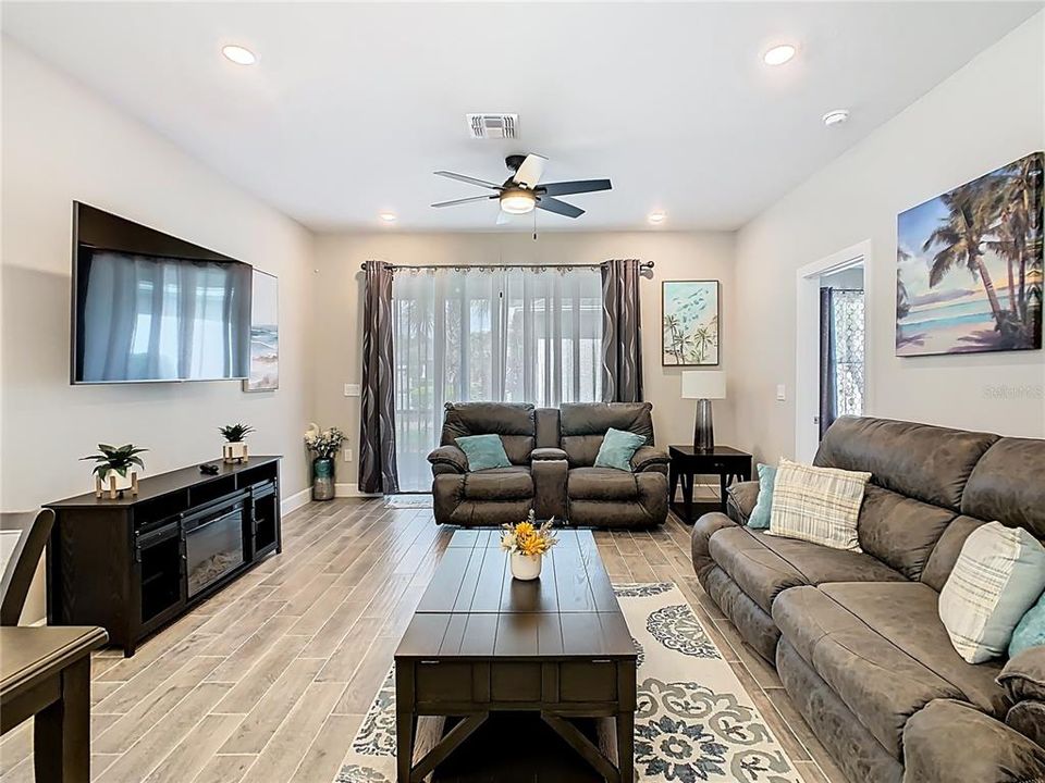 На продажу: $288,500 (2 спален, 2 ванн, 1289 Квадратных фут)