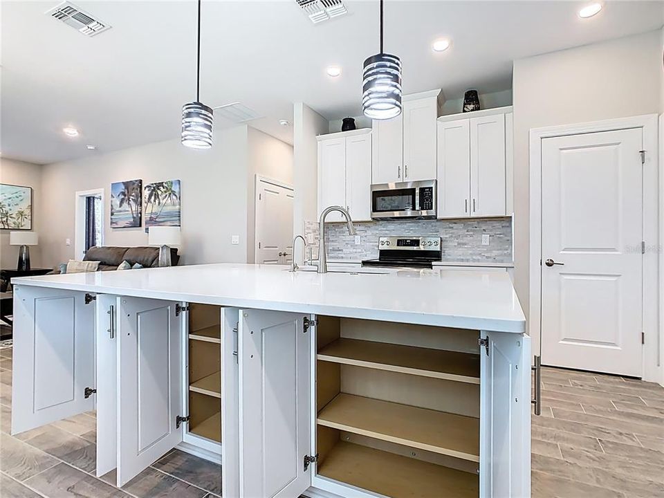 На продажу: $288,500 (2 спален, 2 ванн, 1289 Квадратных фут)