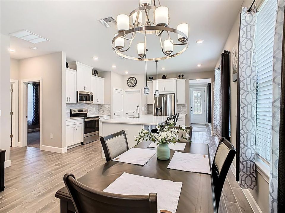 На продажу: $288,500 (2 спален, 2 ванн, 1289 Квадратных фут)