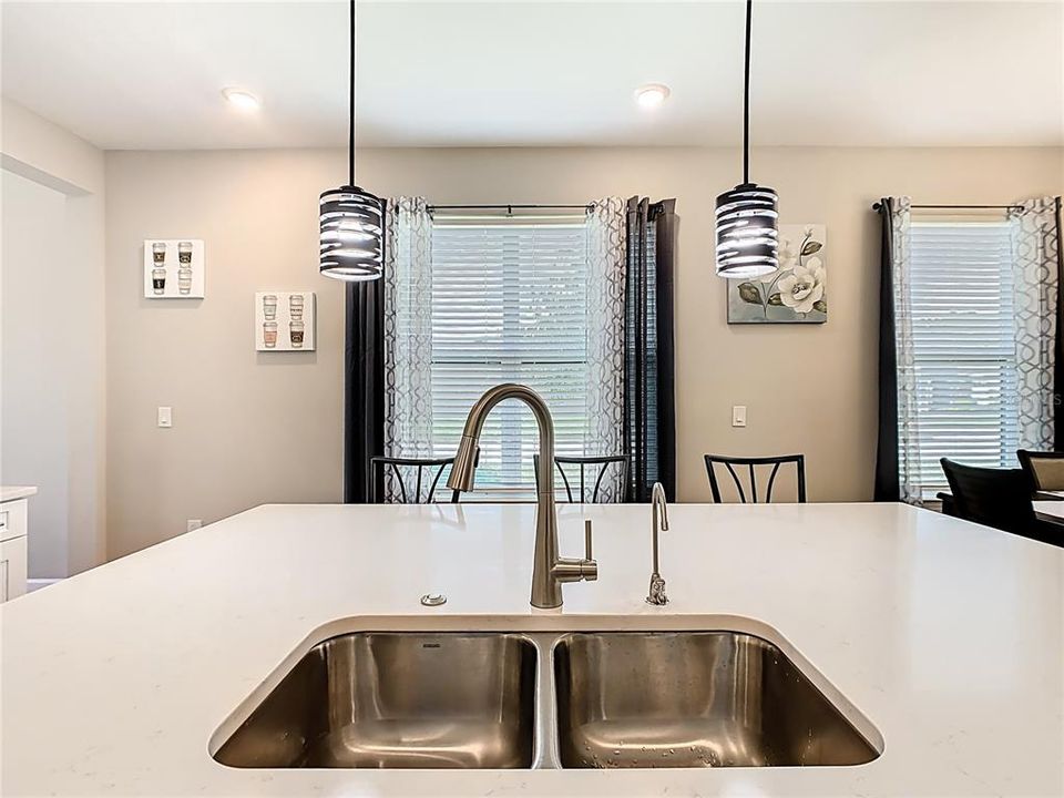 На продажу: $288,500 (2 спален, 2 ванн, 1289 Квадратных фут)