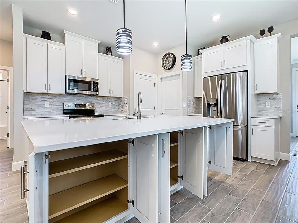 На продажу: $288,500 (2 спален, 2 ванн, 1289 Квадратных фут)