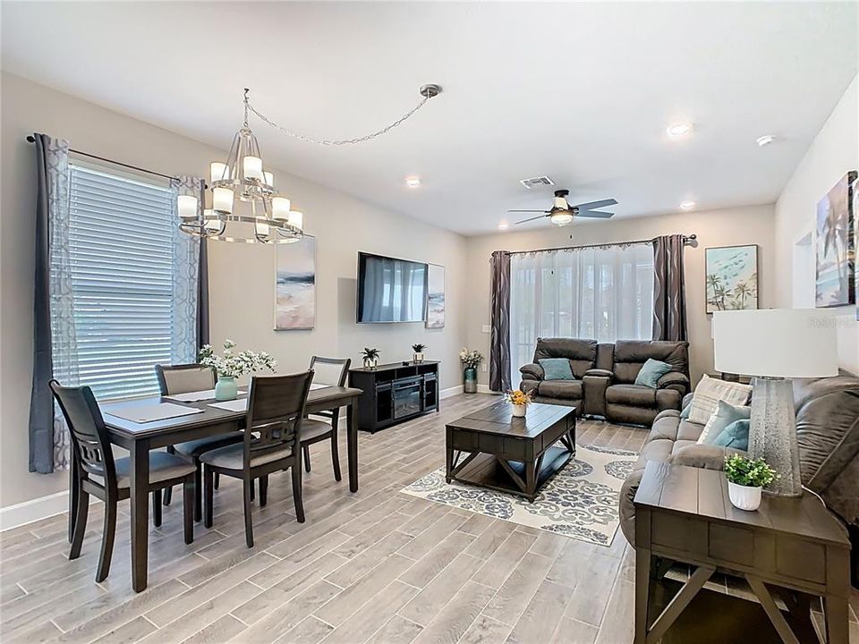 На продажу: $288,500 (2 спален, 2 ванн, 1289 Квадратных фут)