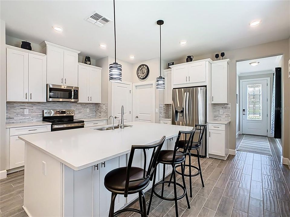 На продажу: $288,500 (2 спален, 2 ванн, 1289 Квадратных фут)