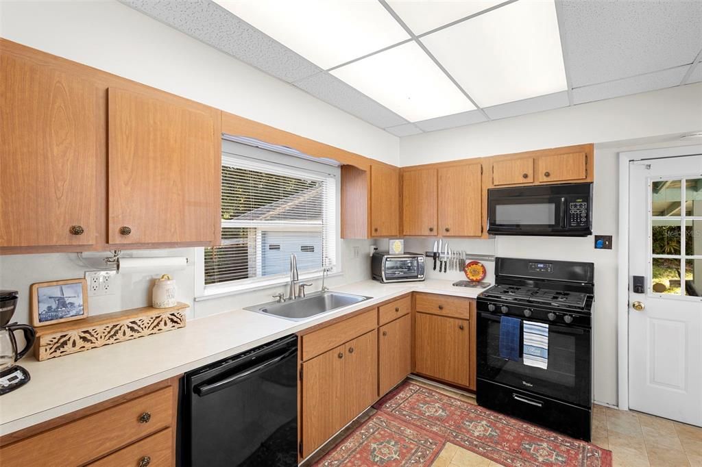 Active With Contract: $585,000 (4 beds, 2 baths, 2072 Square Feet)