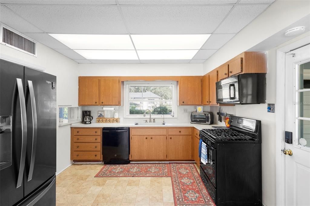 Active With Contract: $585,000 (4 beds, 2 baths, 2072 Square Feet)