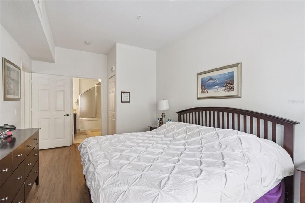 合同活跃: $240,000 (3 贝兹, 2 浴室, 1296 平方英尺)