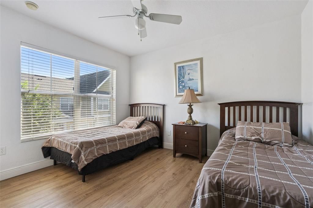 合同活跃: $240,000 (3 贝兹, 2 浴室, 1296 平方英尺)