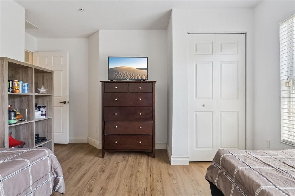 合同活跃: $240,000 (3 贝兹, 2 浴室, 1296 平方英尺)