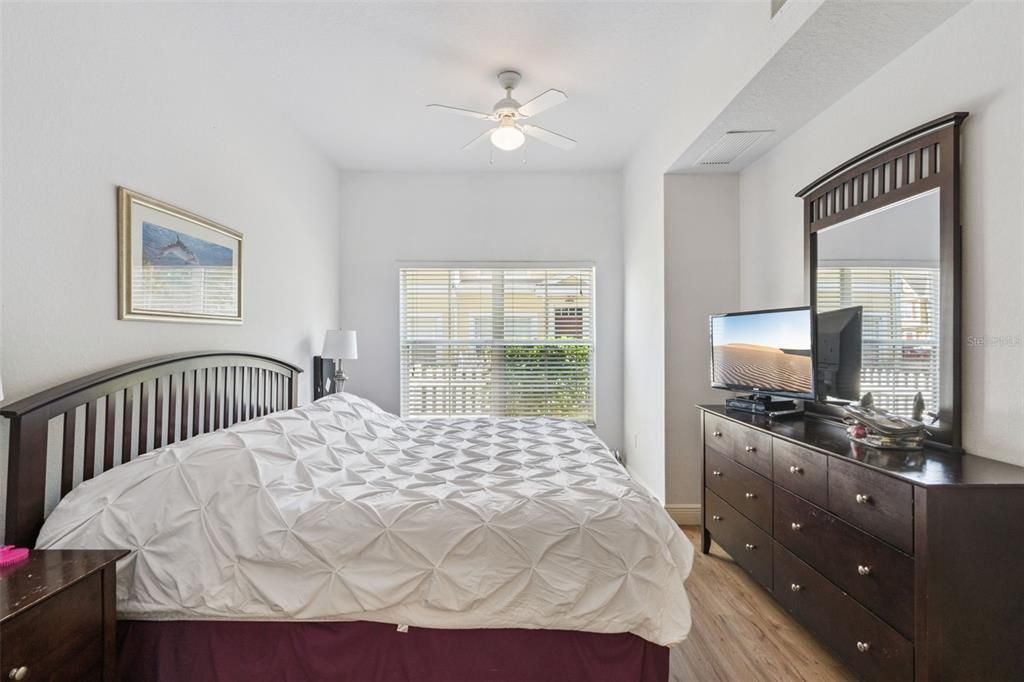 合同活跃: $240,000 (3 贝兹, 2 浴室, 1296 平方英尺)