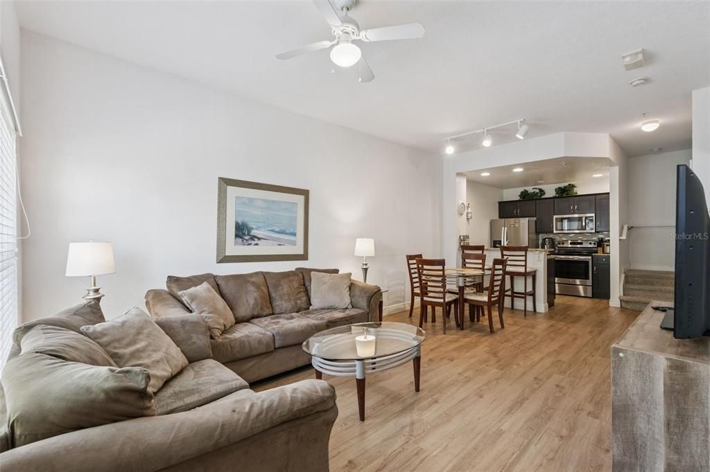 合同活跃: $240,000 (3 贝兹, 2 浴室, 1296 平方英尺)