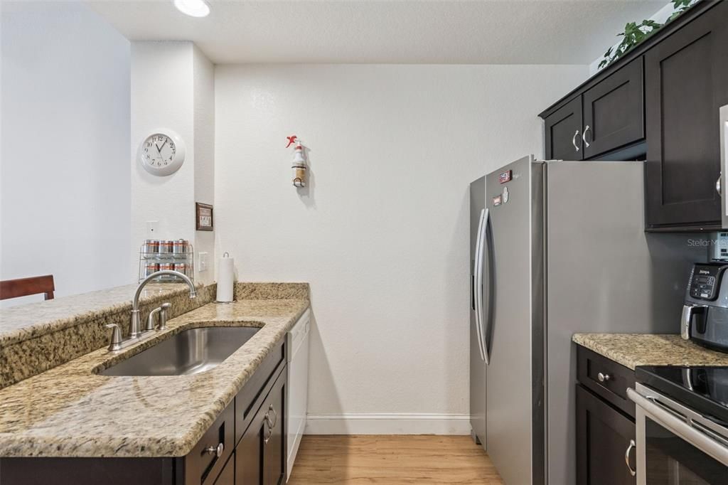 合同活跃: $240,000 (3 贝兹, 2 浴室, 1296 平方英尺)