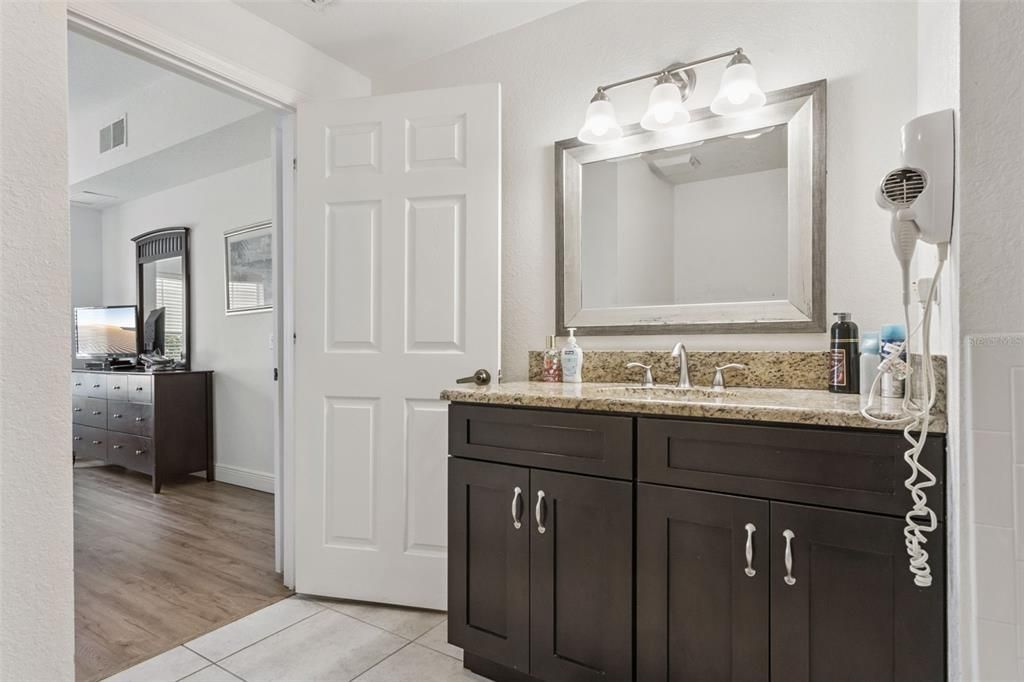 合同活跃: $240,000 (3 贝兹, 2 浴室, 1296 平方英尺)