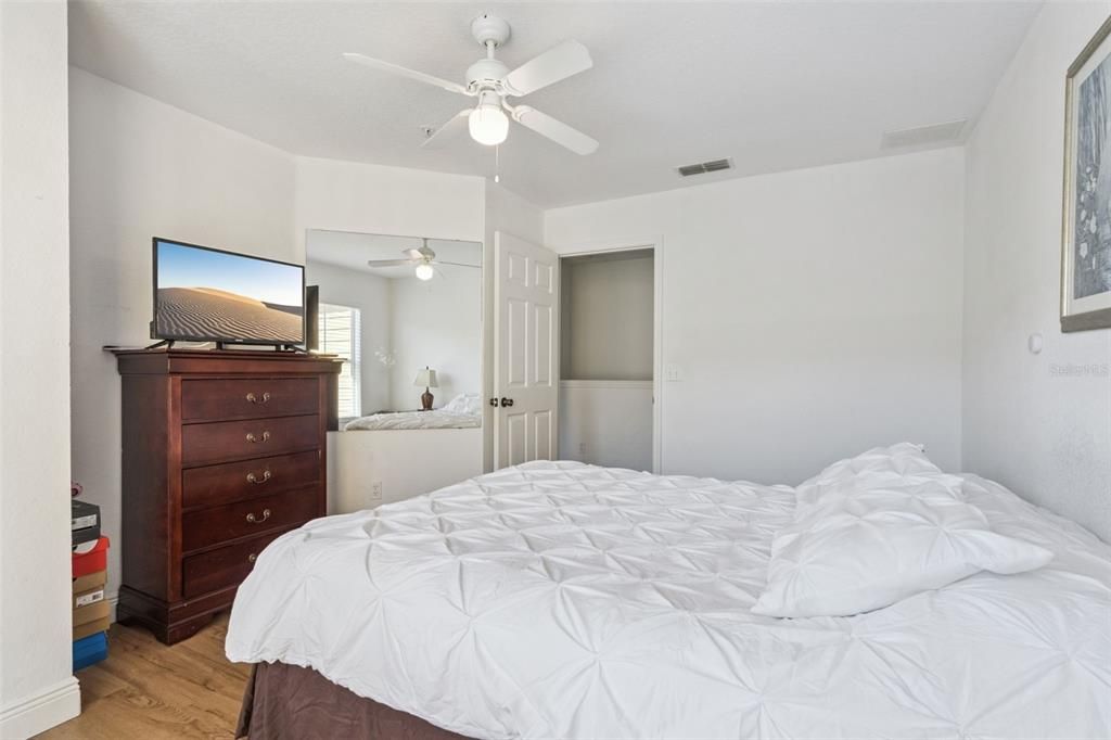 合同活跃: $240,000 (3 贝兹, 2 浴室, 1296 平方英尺)