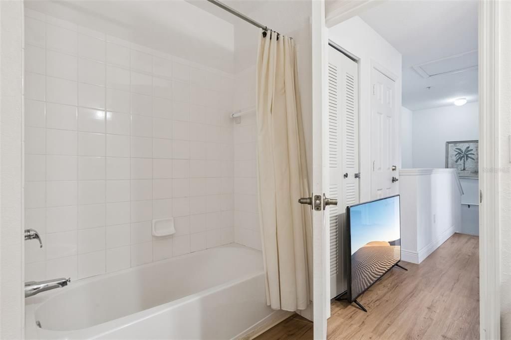 合同活跃: $240,000 (3 贝兹, 2 浴室, 1296 平方英尺)