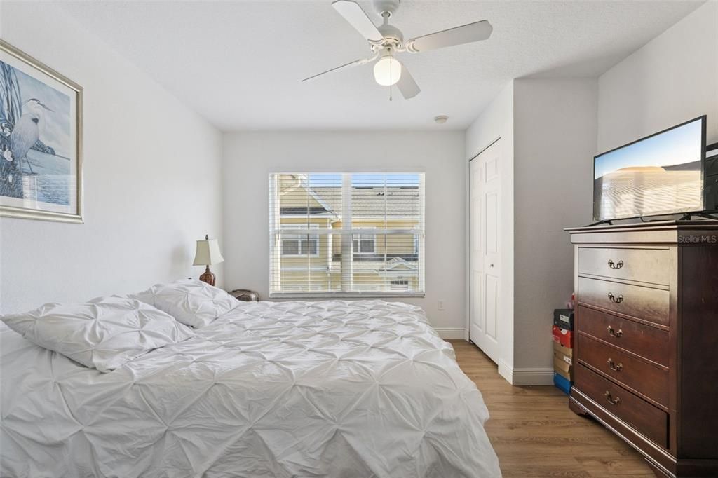 合同活跃: $240,000 (3 贝兹, 2 浴室, 1296 平方英尺)