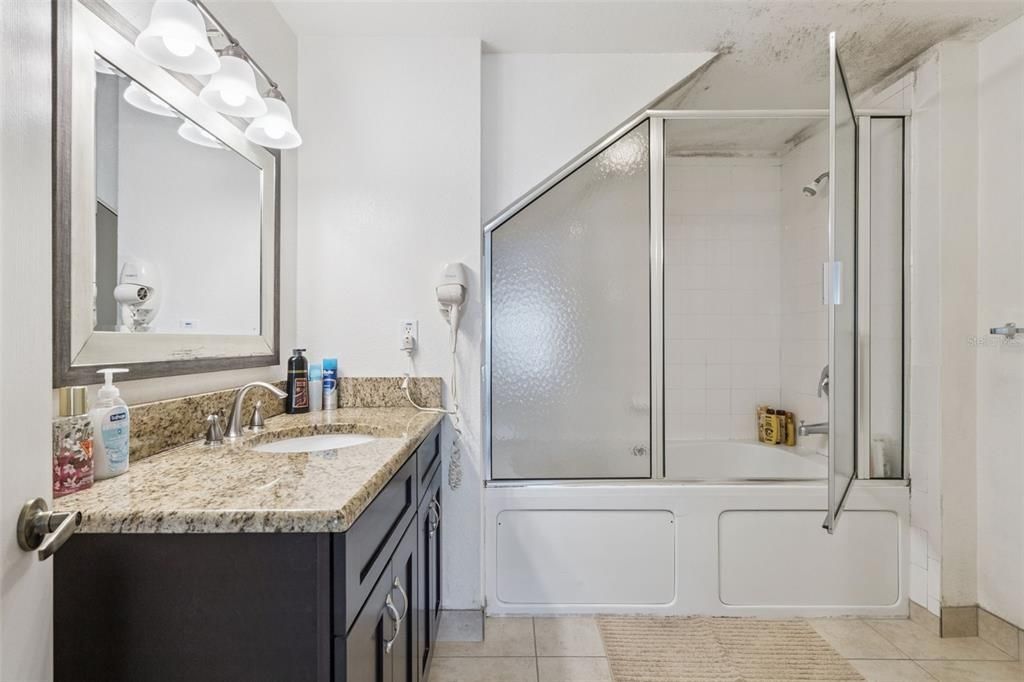 合同活跃: $240,000 (3 贝兹, 2 浴室, 1296 平方英尺)