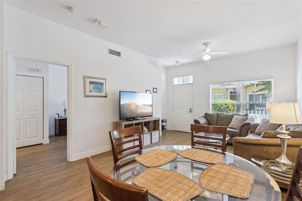 合同活跃: $240,000 (3 贝兹, 2 浴室, 1296 平方英尺)